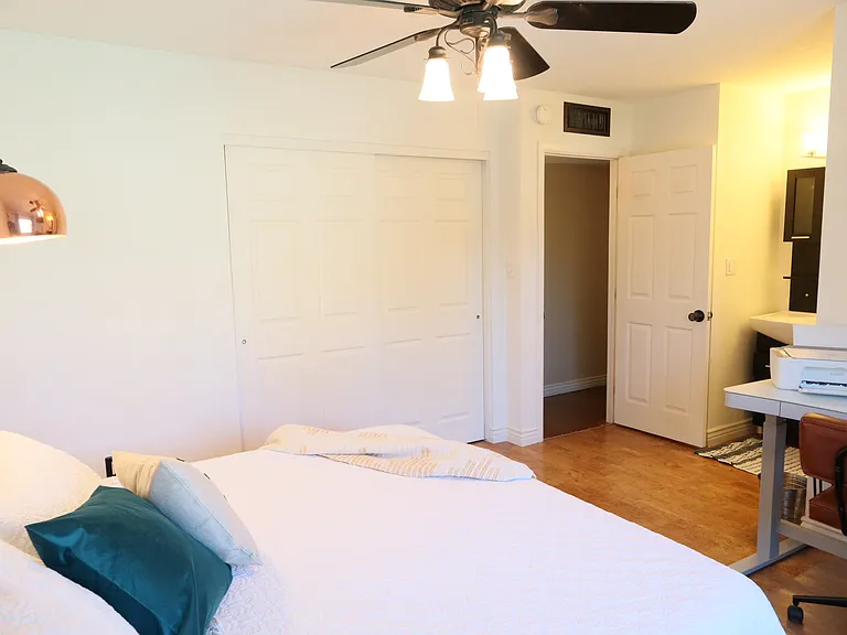 2526 E Corrine Dr — Photo 4