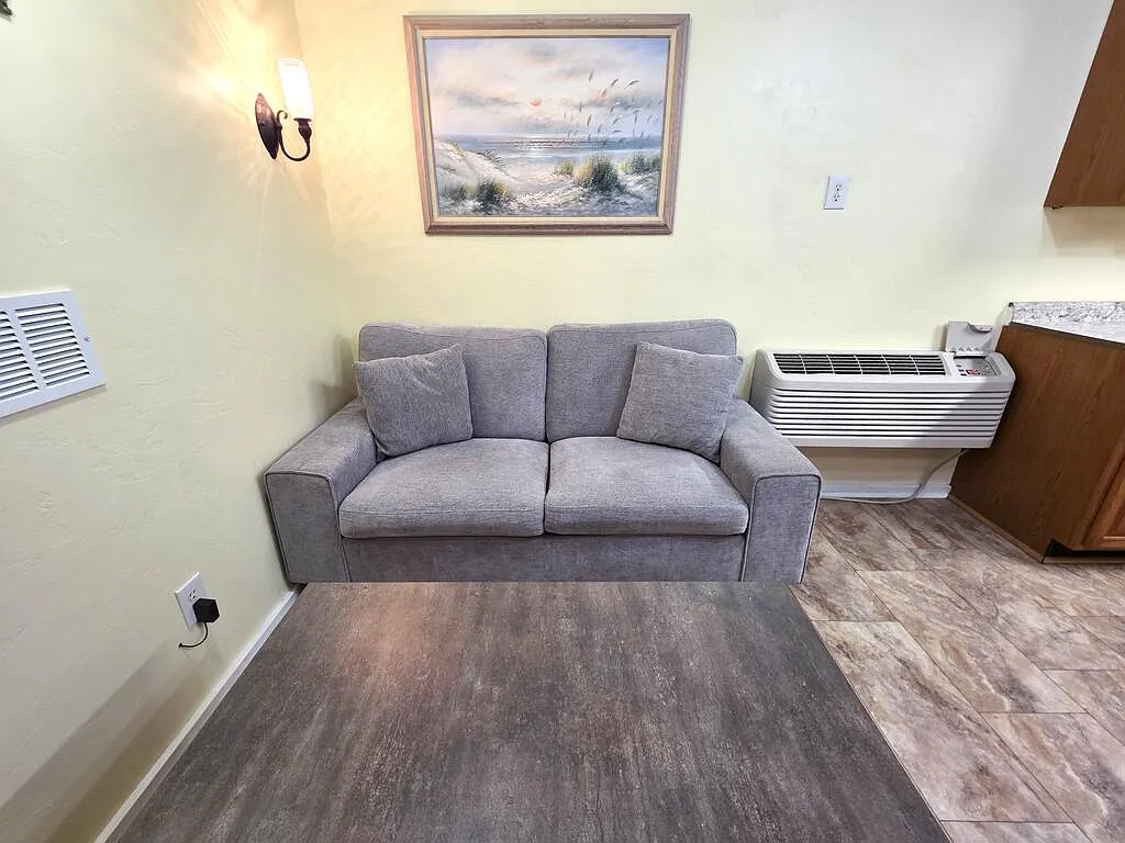 1 bed, 1.0 bath, 384 sqft, $1,050 — Photo 2