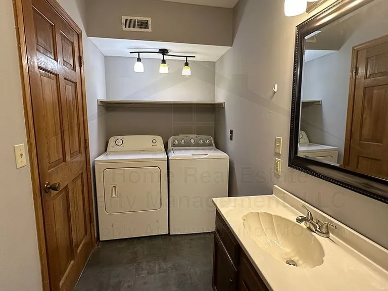 101 E 10th St #105 — Photo 21
