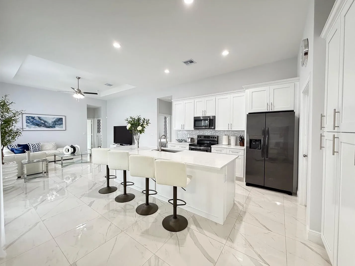 4 bed, 3.0 bath, 2236 sqft, $3,950 — Photo 3