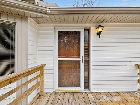 4th image of 904 Coles Ferry Rd