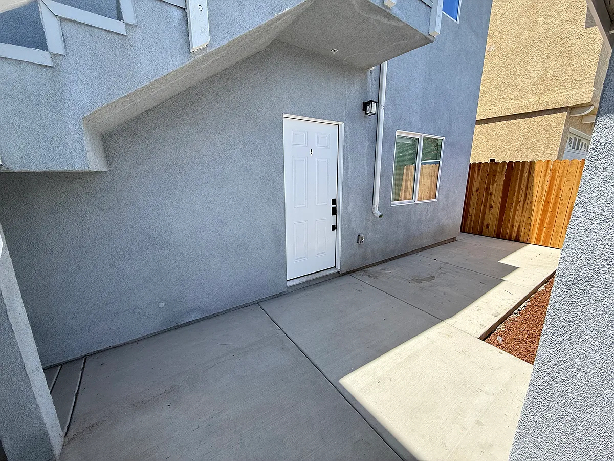 Building Photo - 1401 Loma Ave #1405
