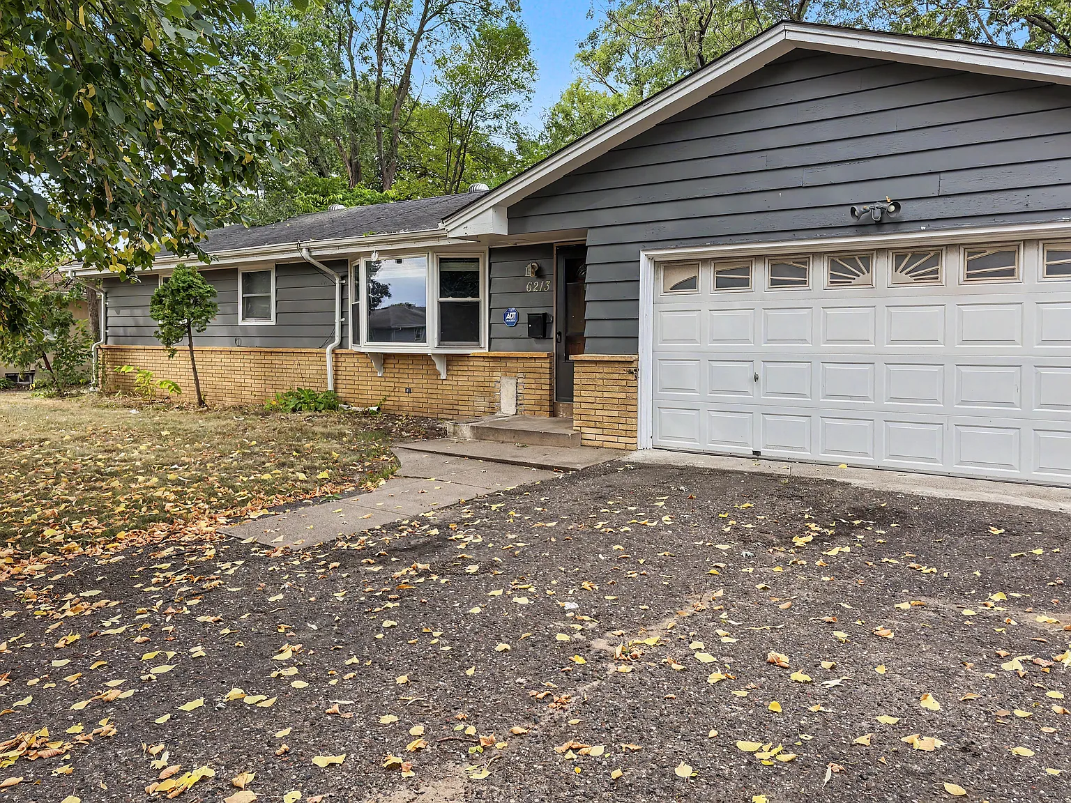 Great 4BR house with mature trees! — Photo 2