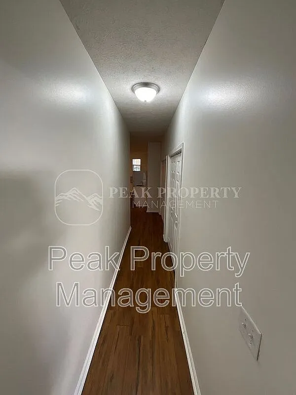 3 bed, 3.0 bath, 2100 sqft, $1,900 — Photo 3