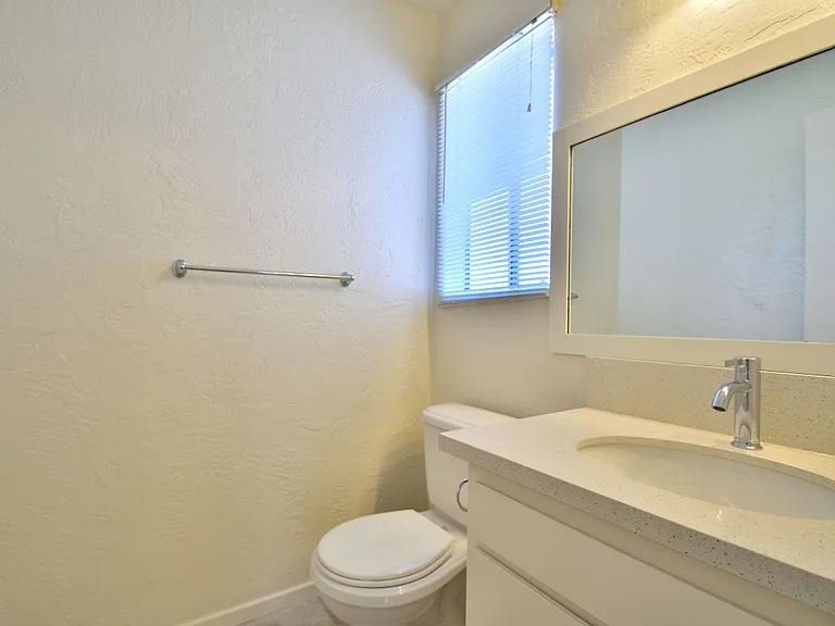 1708 Marshallfield Ln — Photo 5