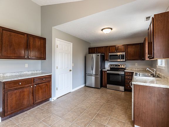 5th image of 414 Newbury Ct