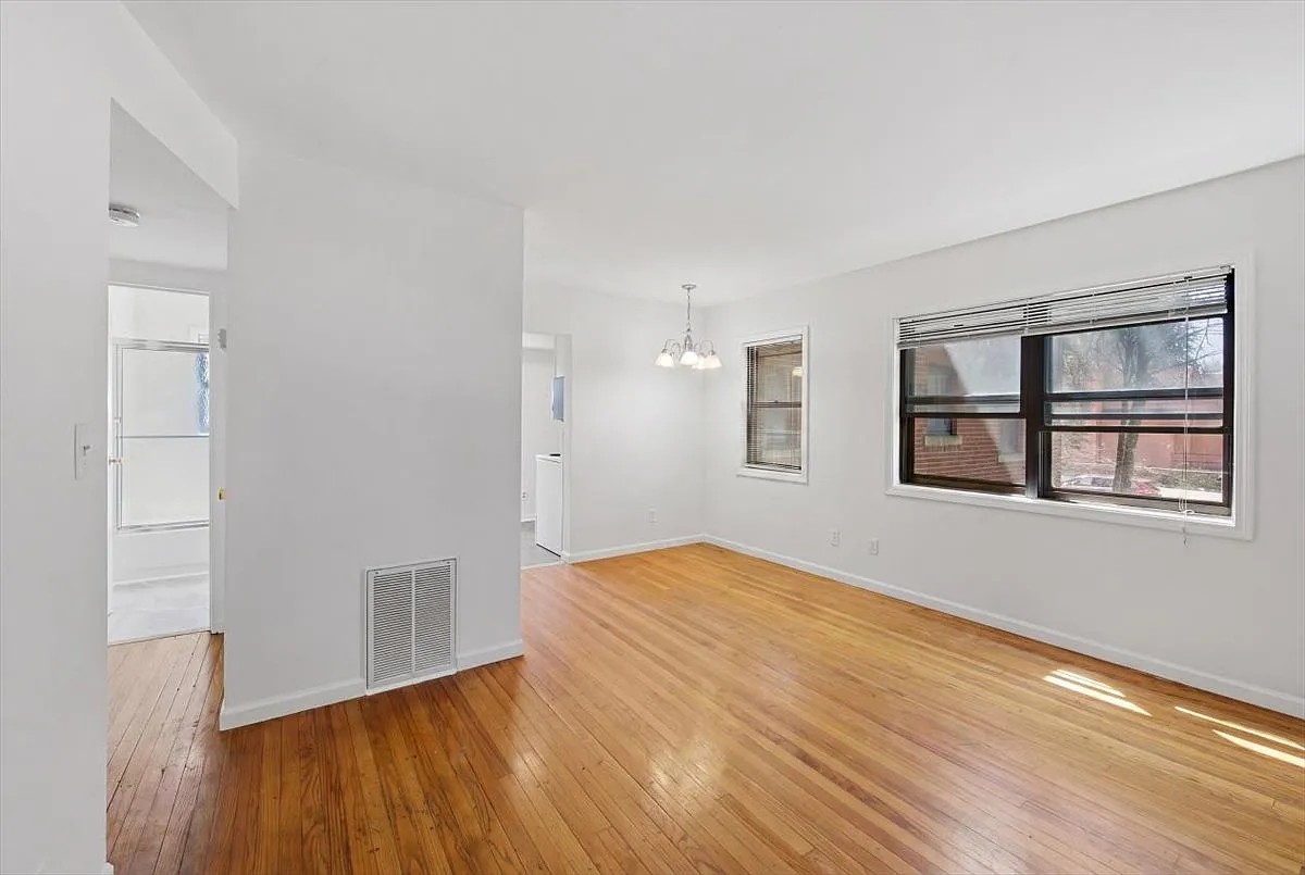 2 bed, 700 sqft, $1,075 — Photo 1