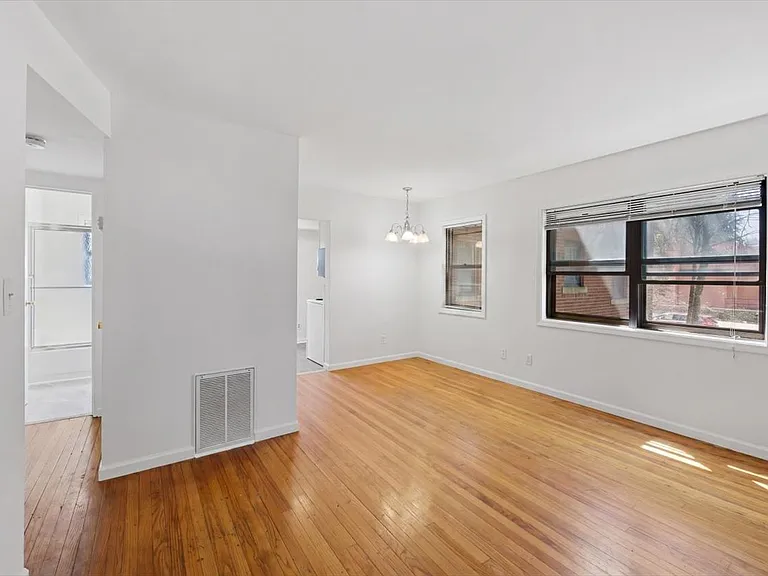 302 E 19th St #2B — Photo 1