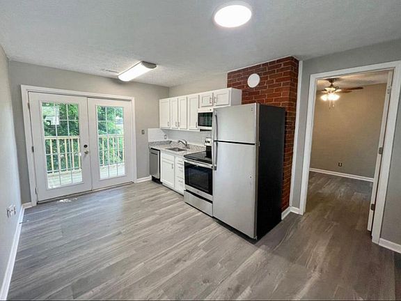 2nd image of 928 S Jackson St #2