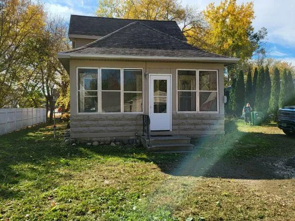 106 1/2 N 1st St, Marshall, MN 56258