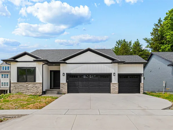 284 Pine Grove Ln, Iowacity, IA 52246