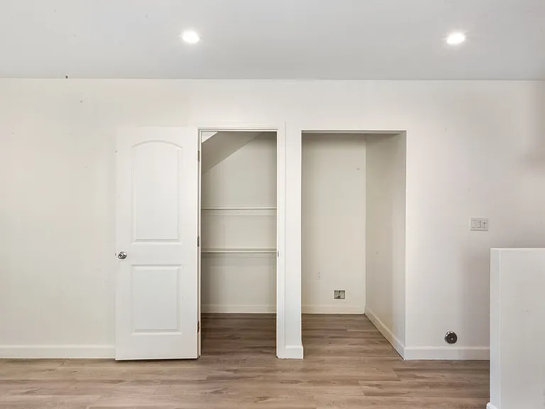 601 W 49th St #603-1/2 — Photo 17
