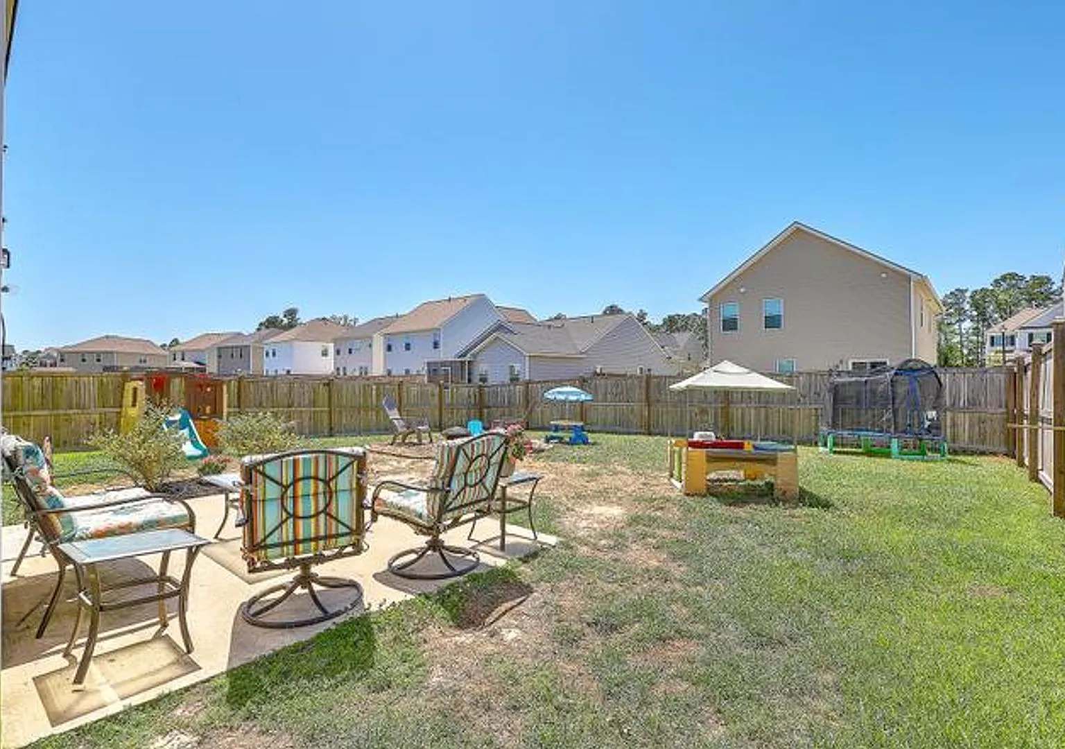 4 bed, 3.0 bath, 2067 sqft, $2,400 — Photo 3