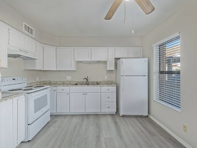 11002 N 15th Ave #4 — Photo 5