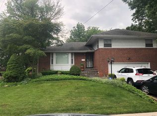 25 Pinetree Rd, Westbury, NY 11590