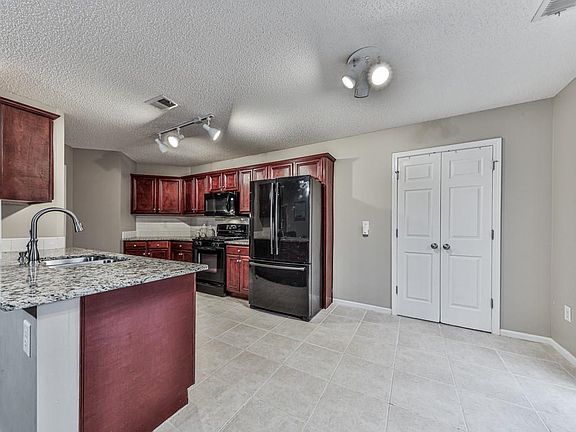 5th image of 25 Swan Dr