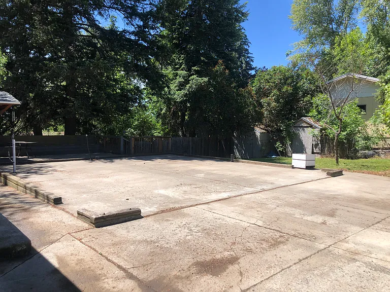 215 NW Webb St #UPPER — Photo 3