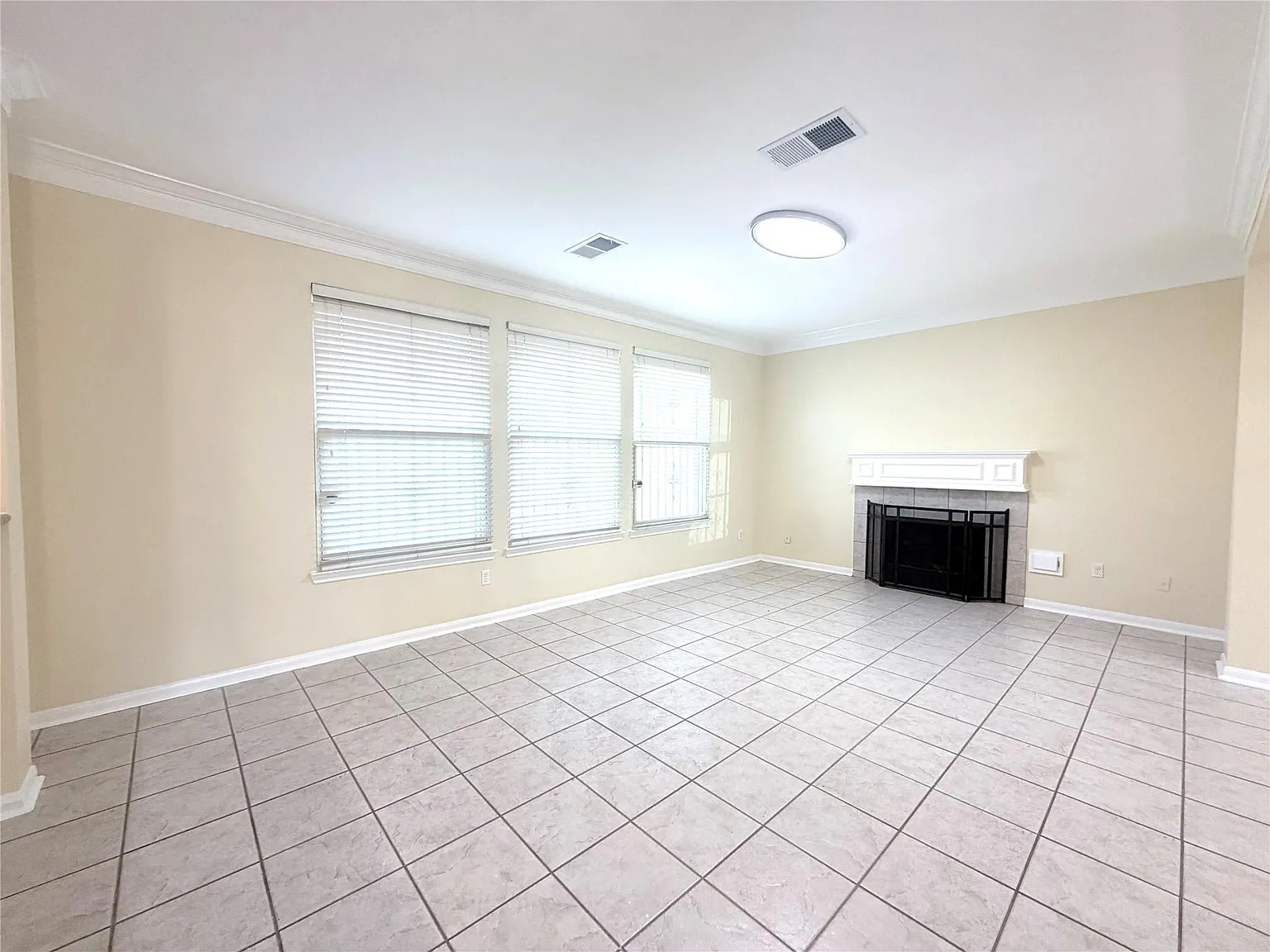 3 bed, 2.5 bath, 2199 sqft, $2,300 — Photo 4