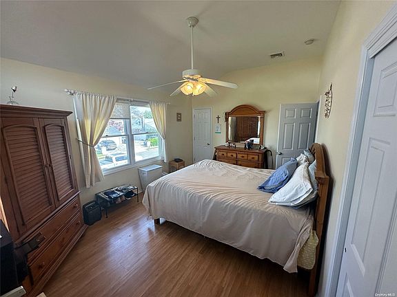 4th image of 26 Farragut Ave