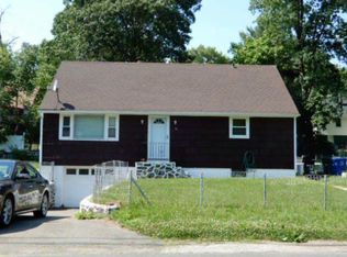 76 Valley Cir, Bridgeport, CT 06606