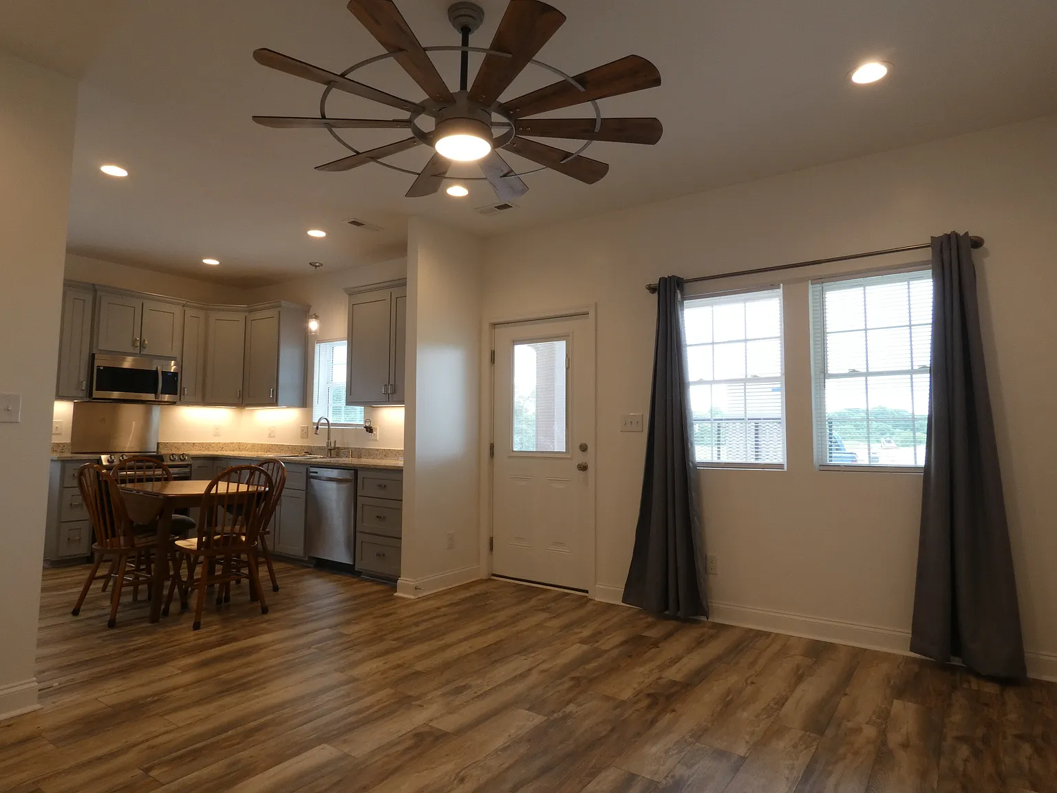 2 bed, 800 sqft, $1,250 — Photo 3