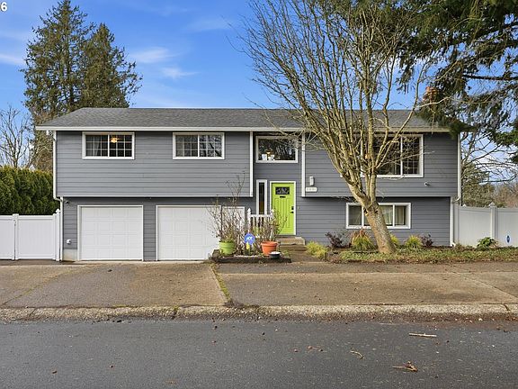 4th image of 3895 SE Pelton Ave