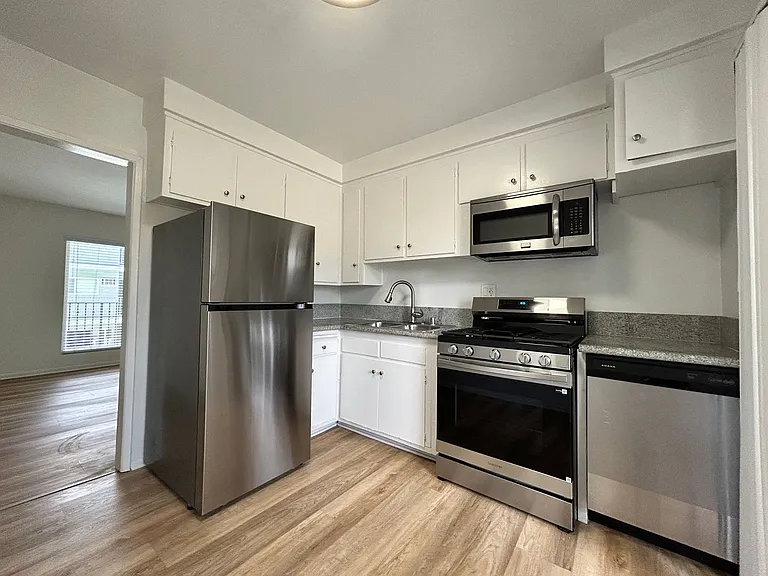13860 Burbank Blvd — Photo 55