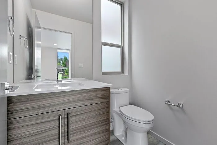 2409 E Thomas St — Photo 14