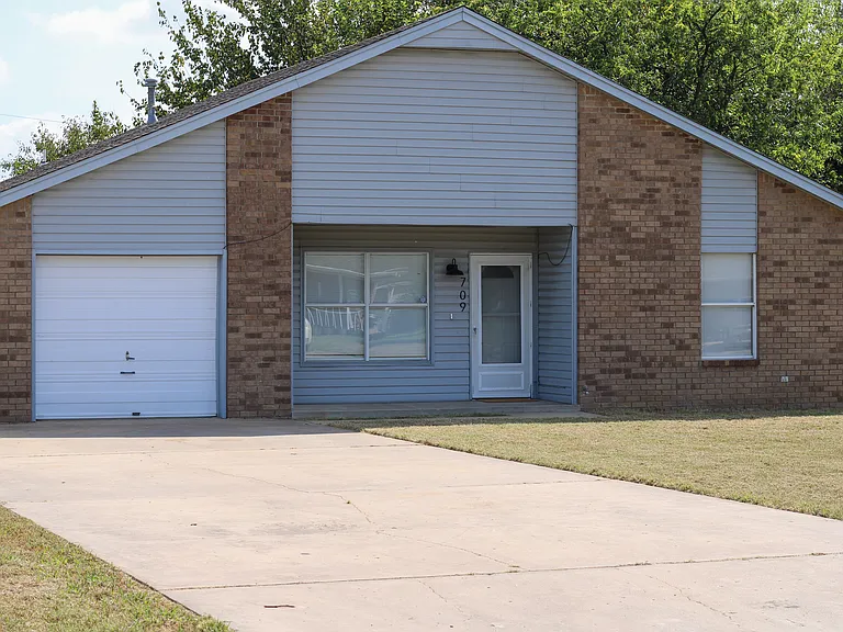 709 S Hominy Pl — Photo 2