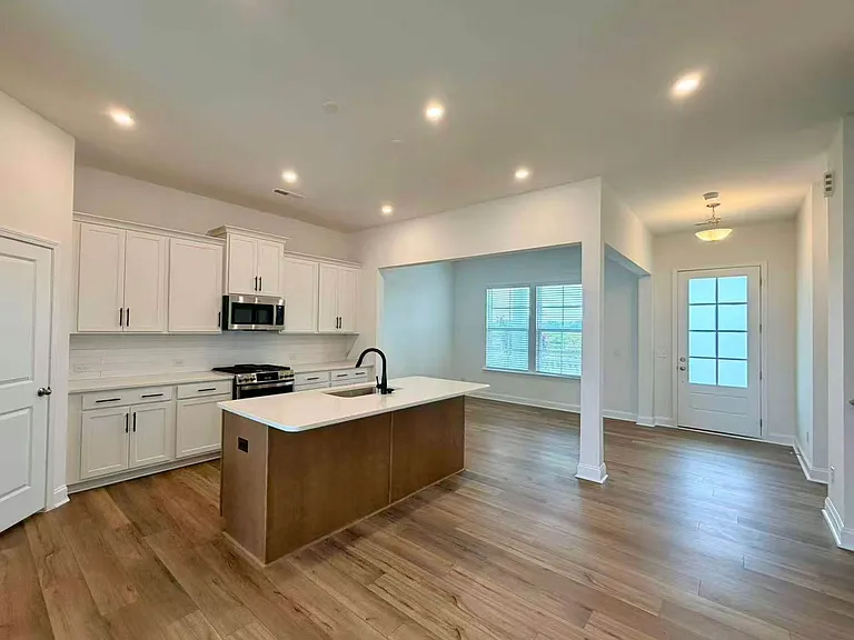 6117 Daisy Dale Dr — Photo 3