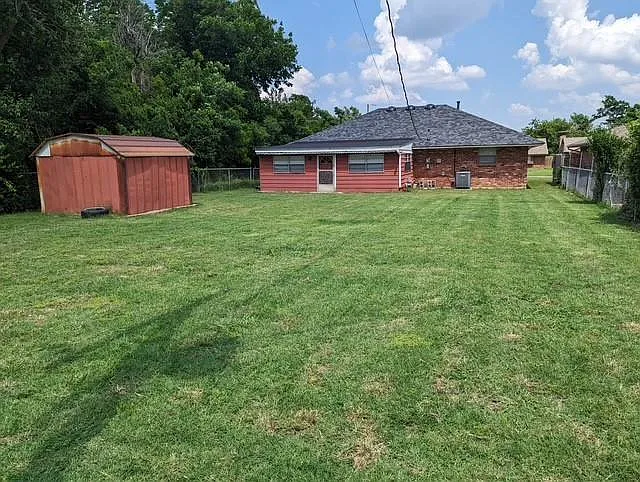 3 bed, 2.0 bath, 1096 sqft, $1,500 — Photo 2