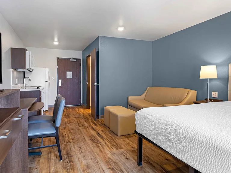Deluxe Studio - 1 King Bed