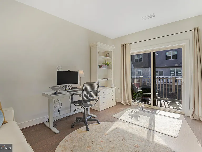 813 Rockwell Ave — Photo 18
