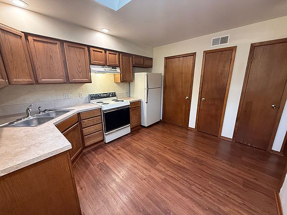 5th image of 2632 W C St