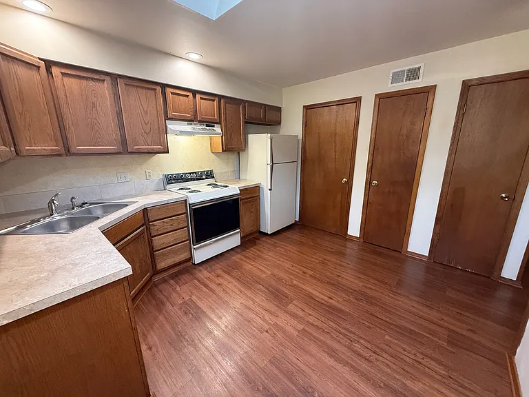 2632 W C St — Photo 5