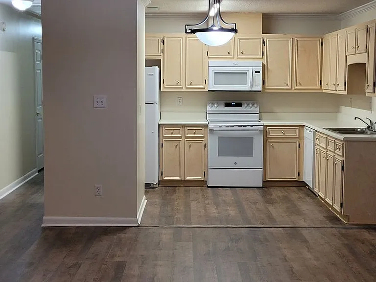 104B Embleton Ct — Photo 8