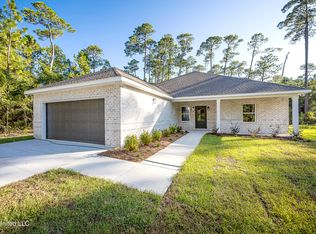 625 Oak St, Ocean Springs, MS 39564