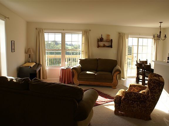 End Unit with tons of light that keep the electric bills low!