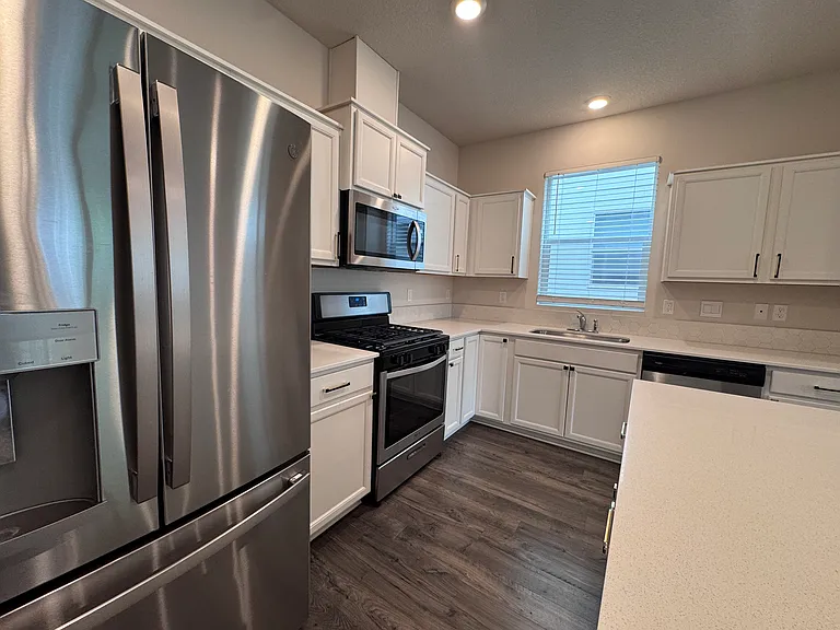 896 N 18th Ave — Photo 3