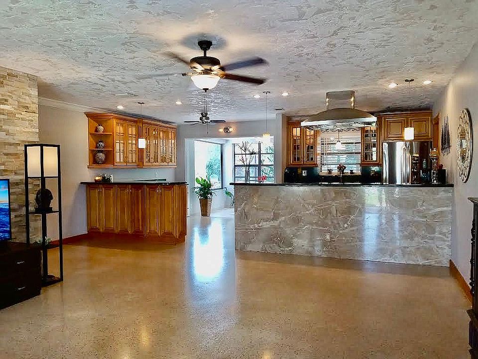 1st image of 300 NW 20th St