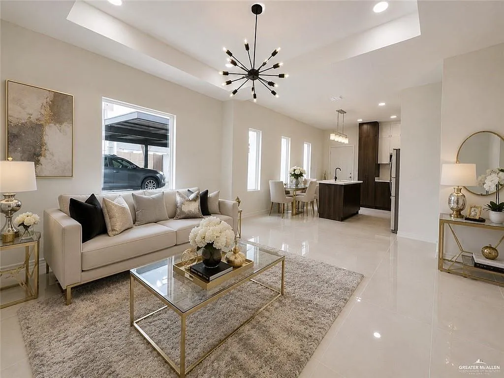 3 bed, 2.0 bath, 1050 sqft, $1,290 — Photo 2