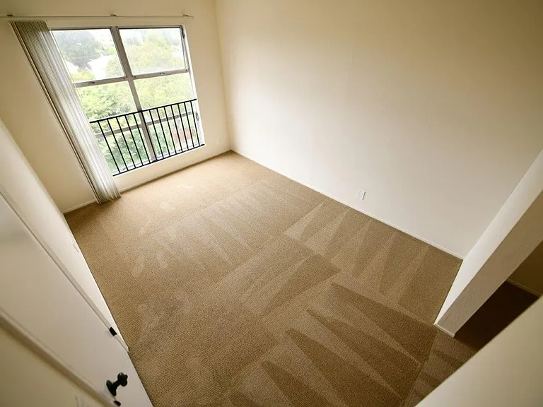 95 Linda Apartments — Photo 12
