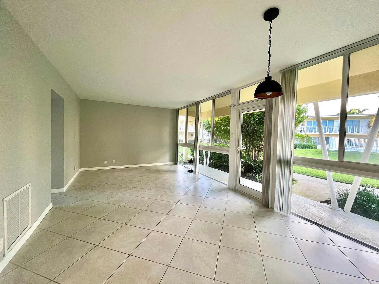 2755 NE 28th Ave — Photo 4