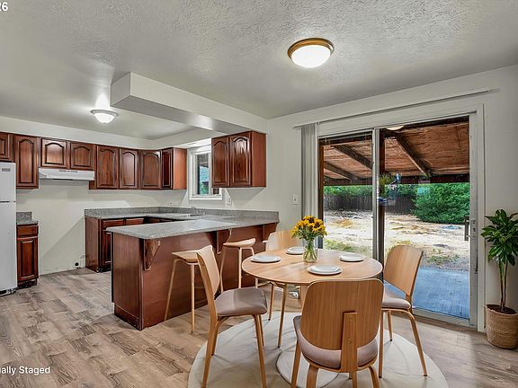 4th image of 320 SE 143rd Ave