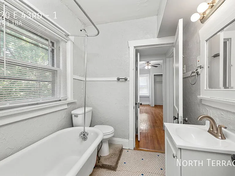 820 E 43rd St #1 — Photo 15