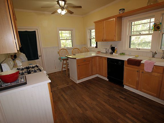 5th image of 304 W 21st St