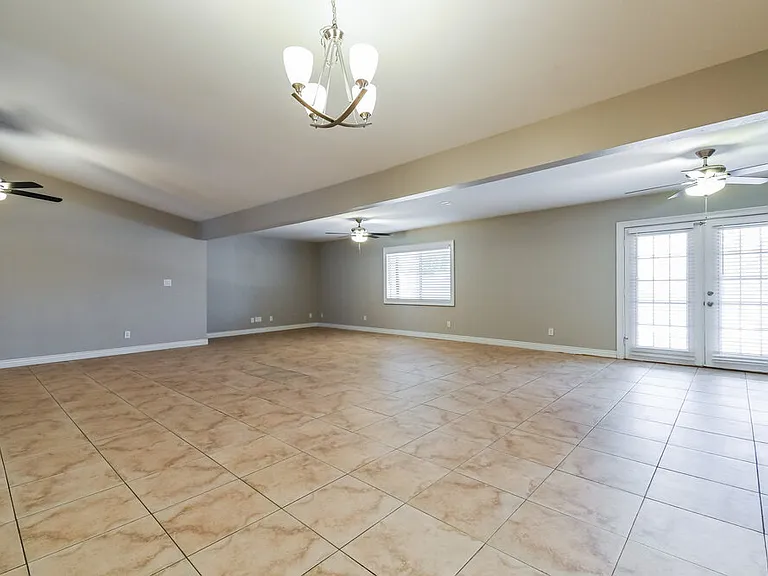 6106 E Ivyglen St — Photo 4