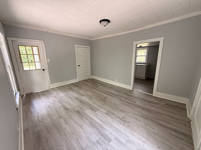 700 E 7th St #5 — Photo 1