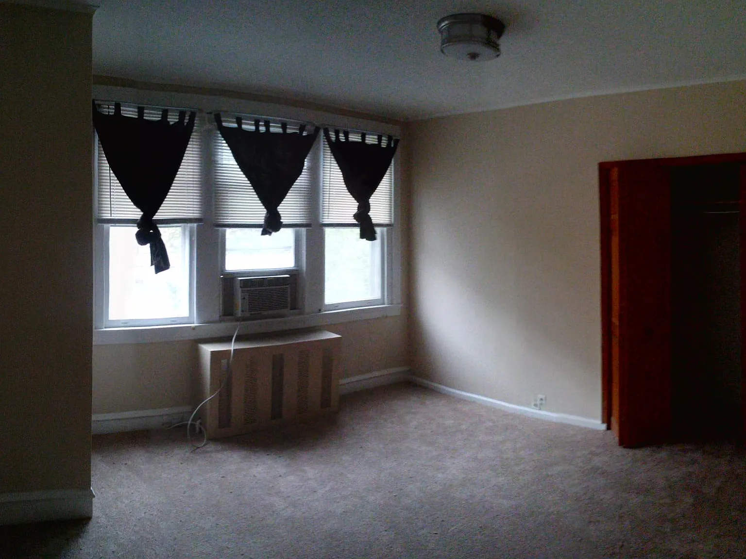 3 bed, 1.5 bath, 1200 sqft, $2,300 — Photo 2
