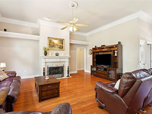 5th image of 210 Westwood Dr